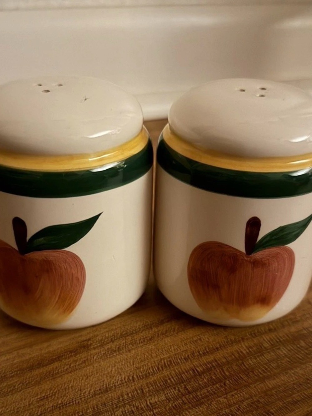 Asia Master Group Apple Salt and Pepper Shakers Excellent Country Farm Decor